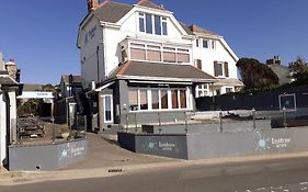 Entire House Near Beaches, Footpaths, Dog Friendly